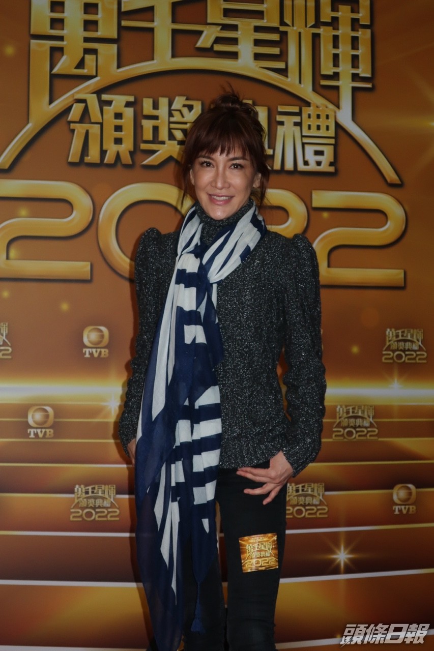 胞姐李思林晚上為《萬千星輝頒獎典禮2022》綵排表演項目時表示不方便代Coco回答是否離婚。​